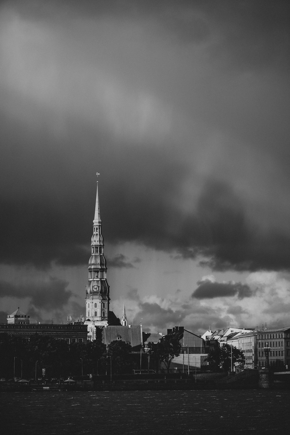 Una foto in bianco e nero di un campanile della chiesa