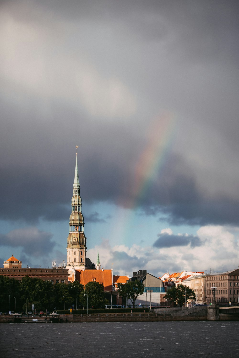 ein Regenbogen am Himmel über einer Stadt