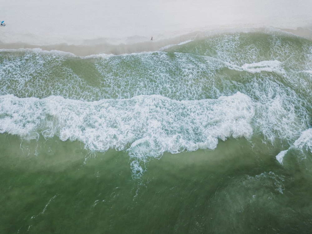 eine Person, die auf einem Surfbrett auf einer Welle im Ozean reitet