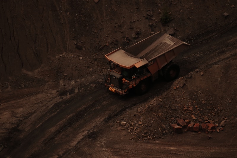 Heavy dump truck