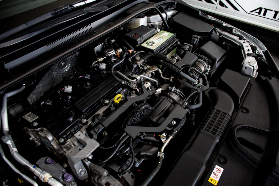 Vano motor de un coche con sus componentes