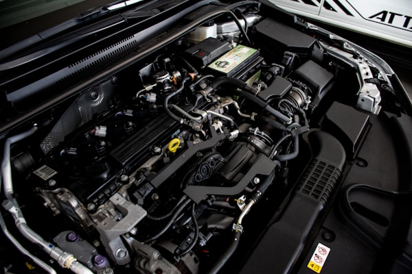 Compartiment moteur ouvert et éclairé
