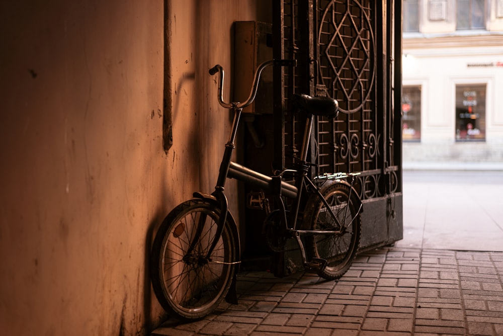 a bike leaning against a wall on a sidewalk