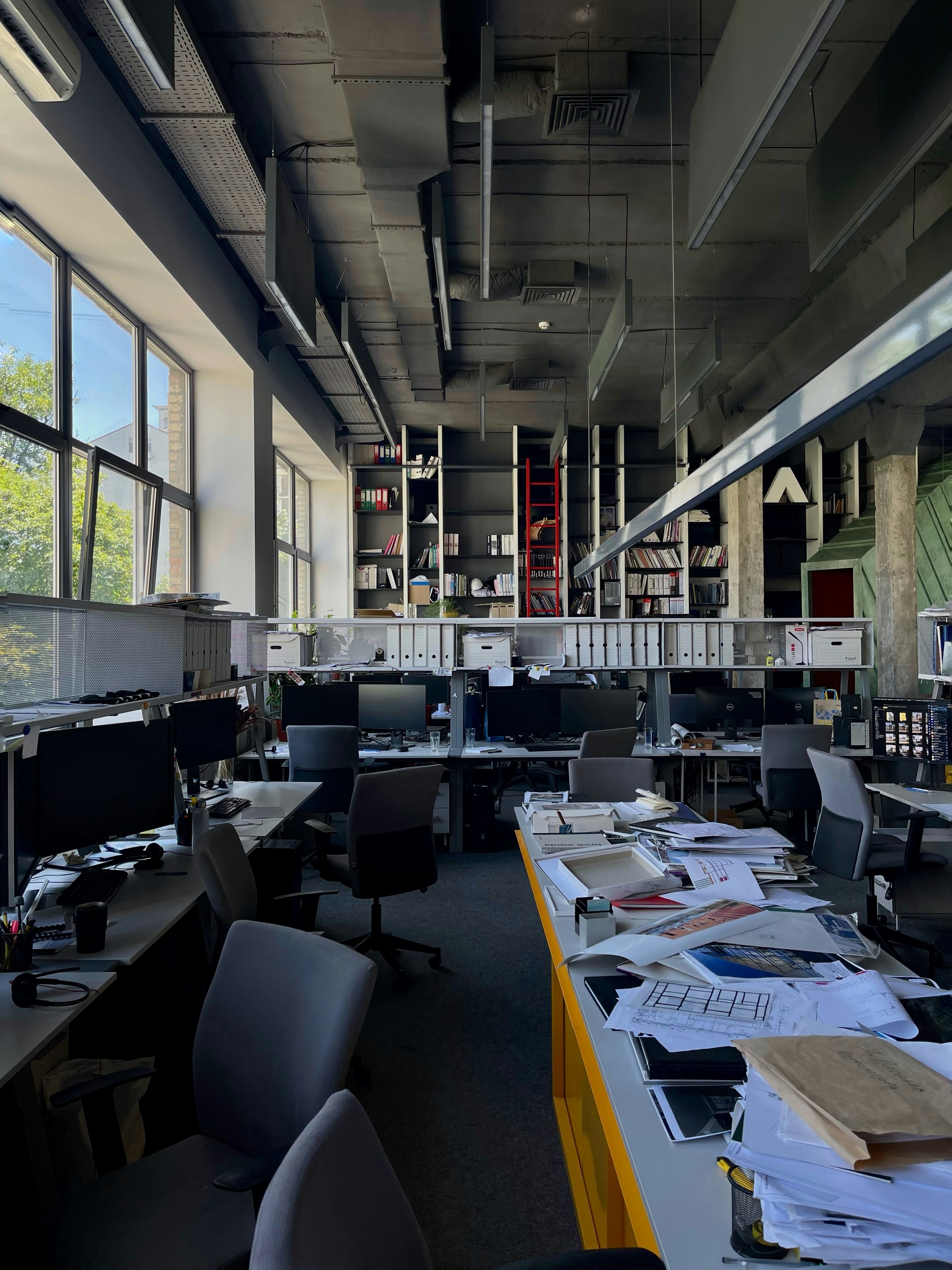 Open space bruyant et encombré, bureaux sans séparation