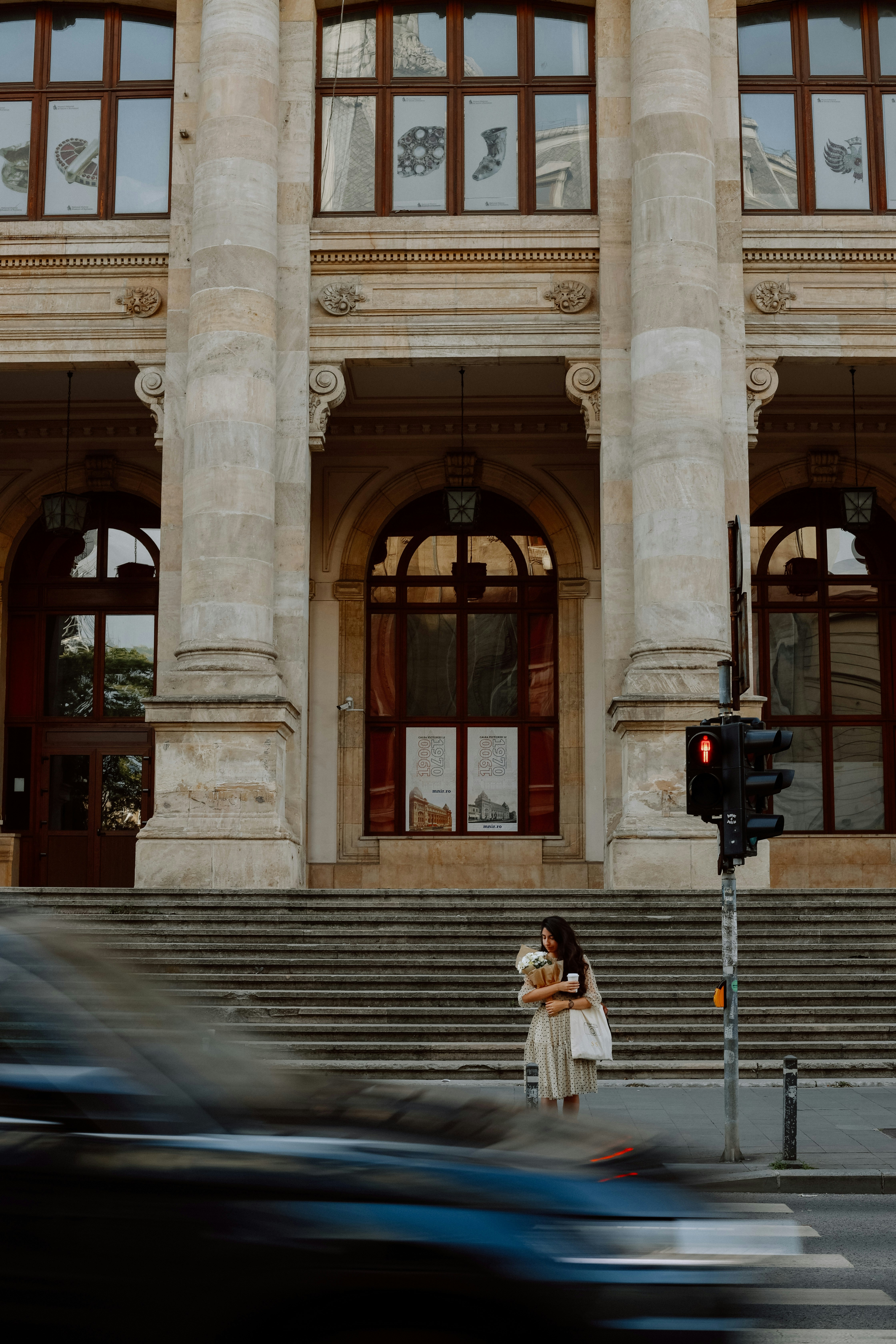 eine frau, die vor einem großen gebäude steht