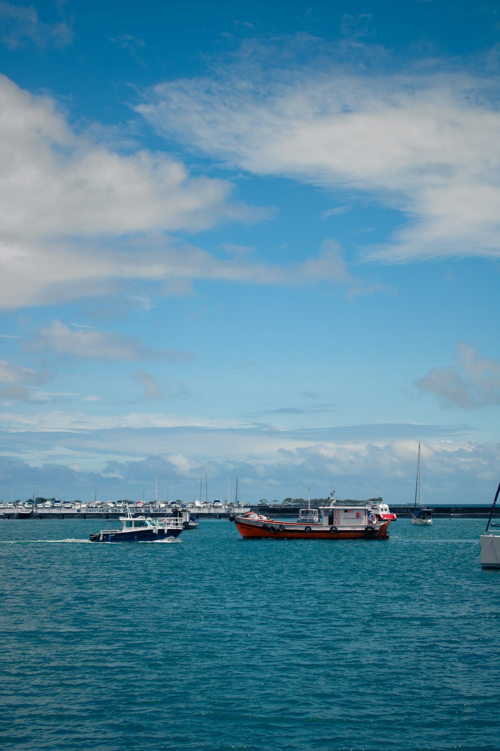 um grupo de barcos flutuando em cima de um corpo de água