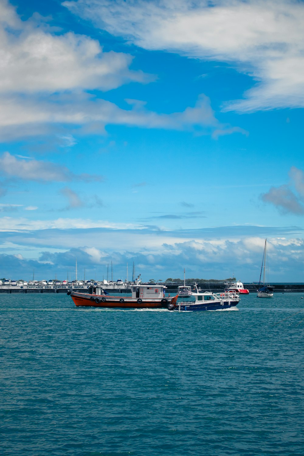 um grupo de barcos flutuando em cima de um corpo de água