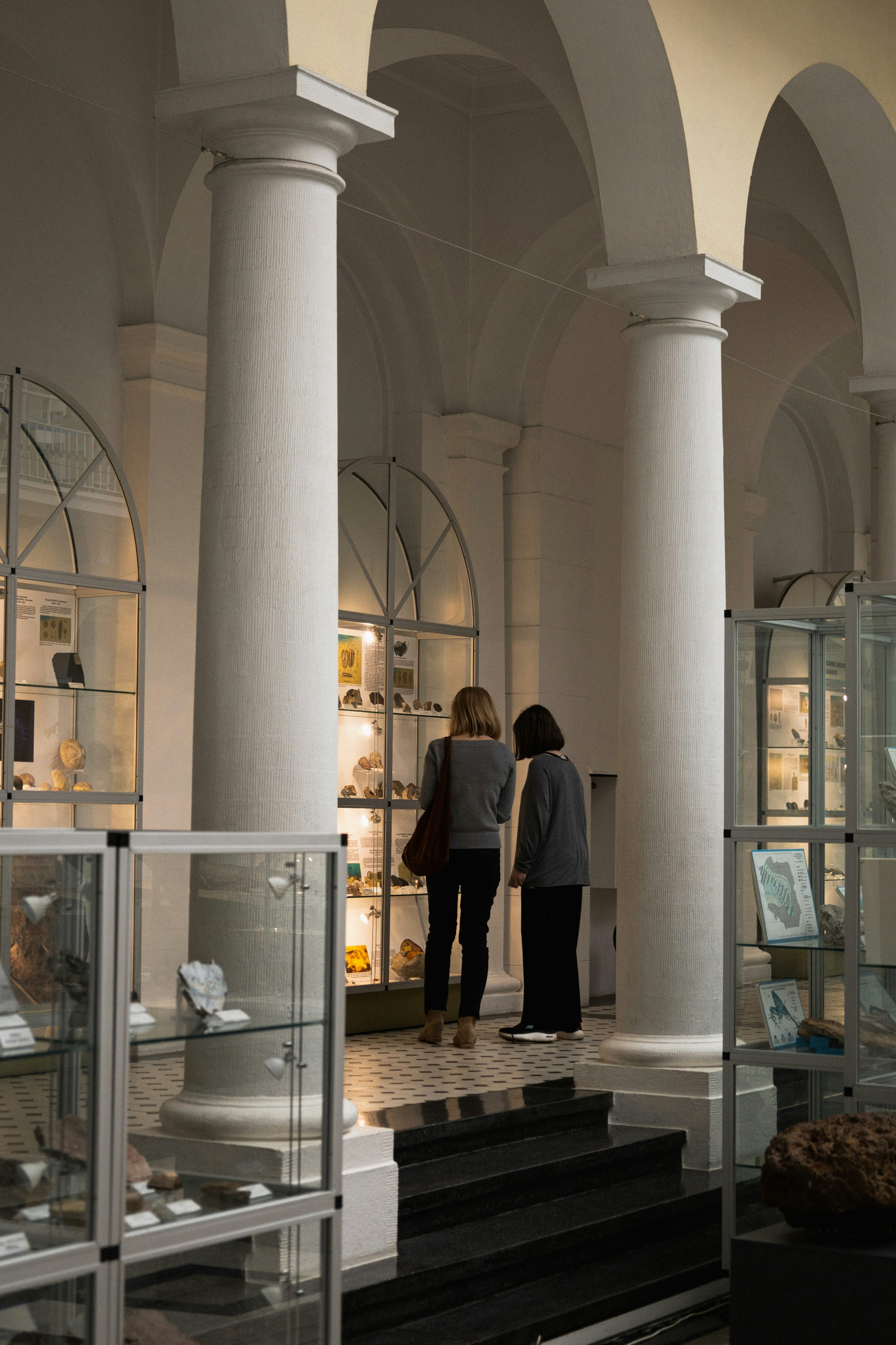 gray computer monitor