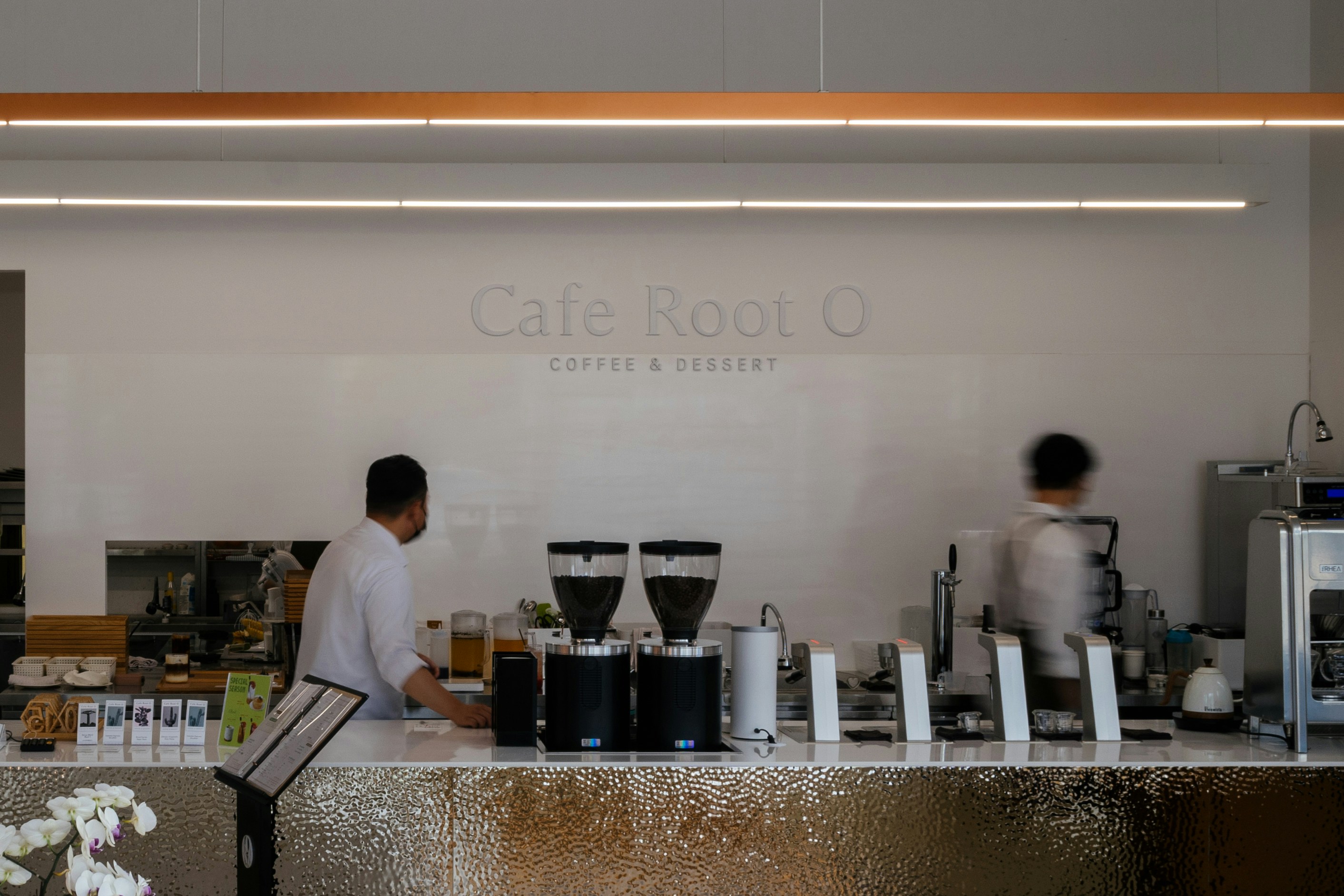 Un homme debout derrière un comptoir dans un restaurant