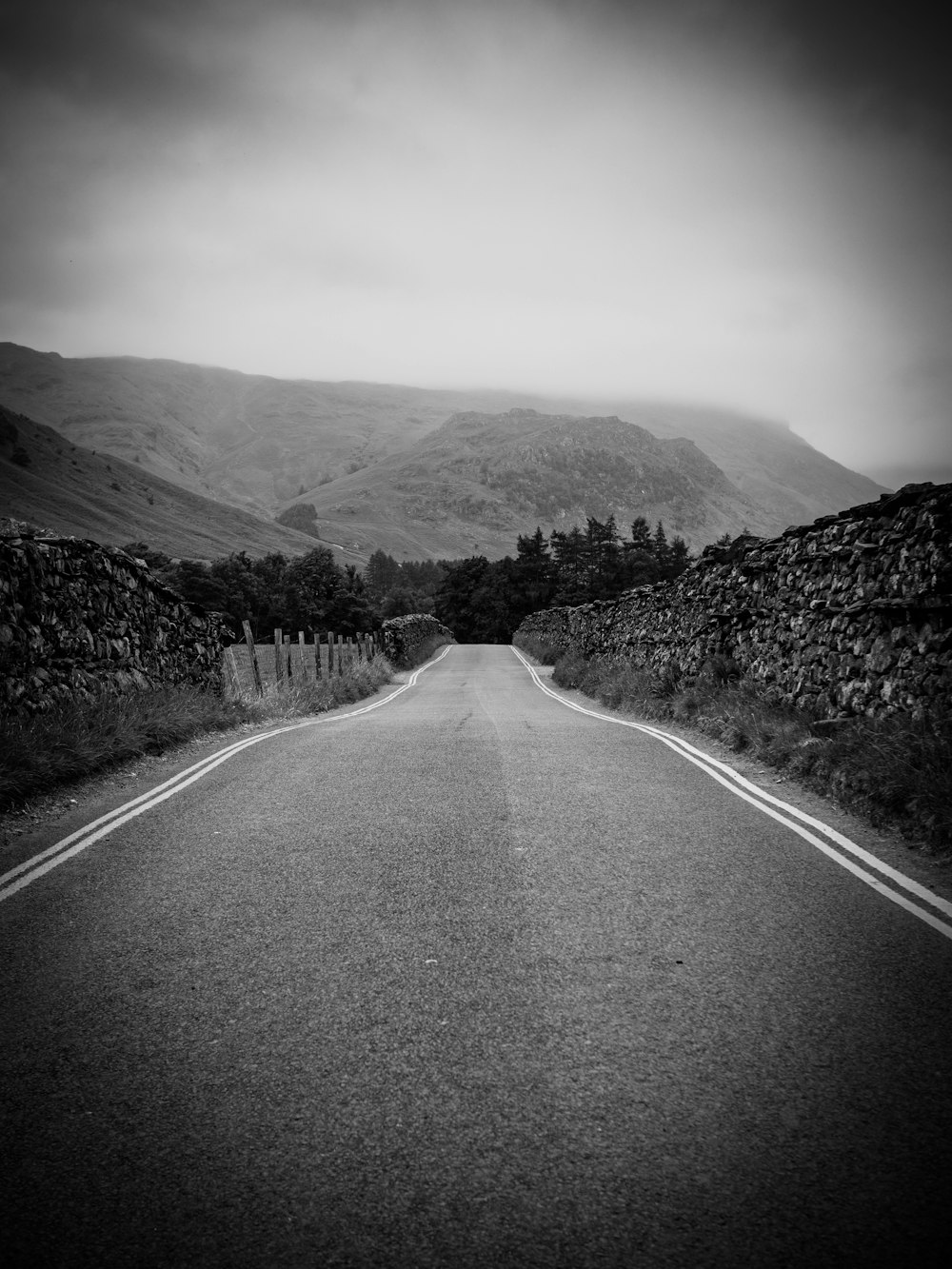 Une photo en noir et blanc d’une route vide