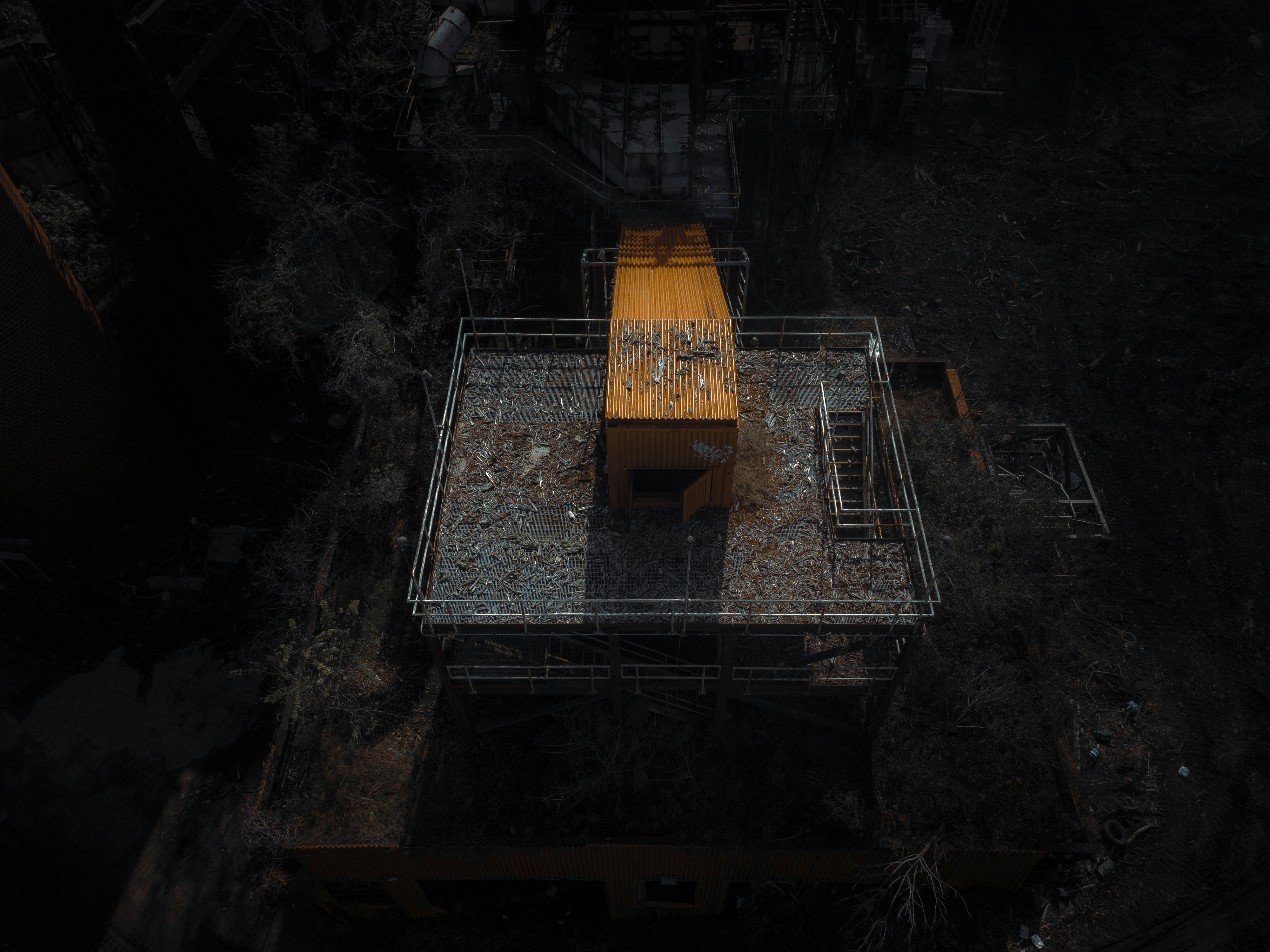 Pemandangan udara struktur kayu di hutan