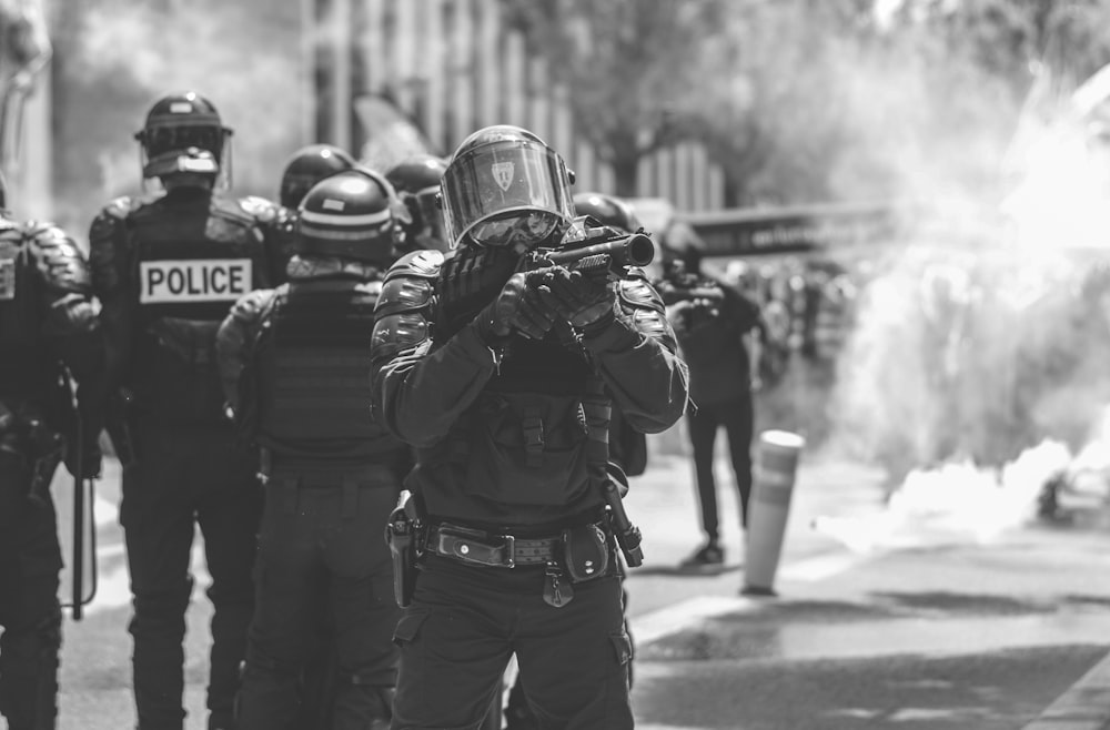 un groupe de policiers debout les uns à côté des autres