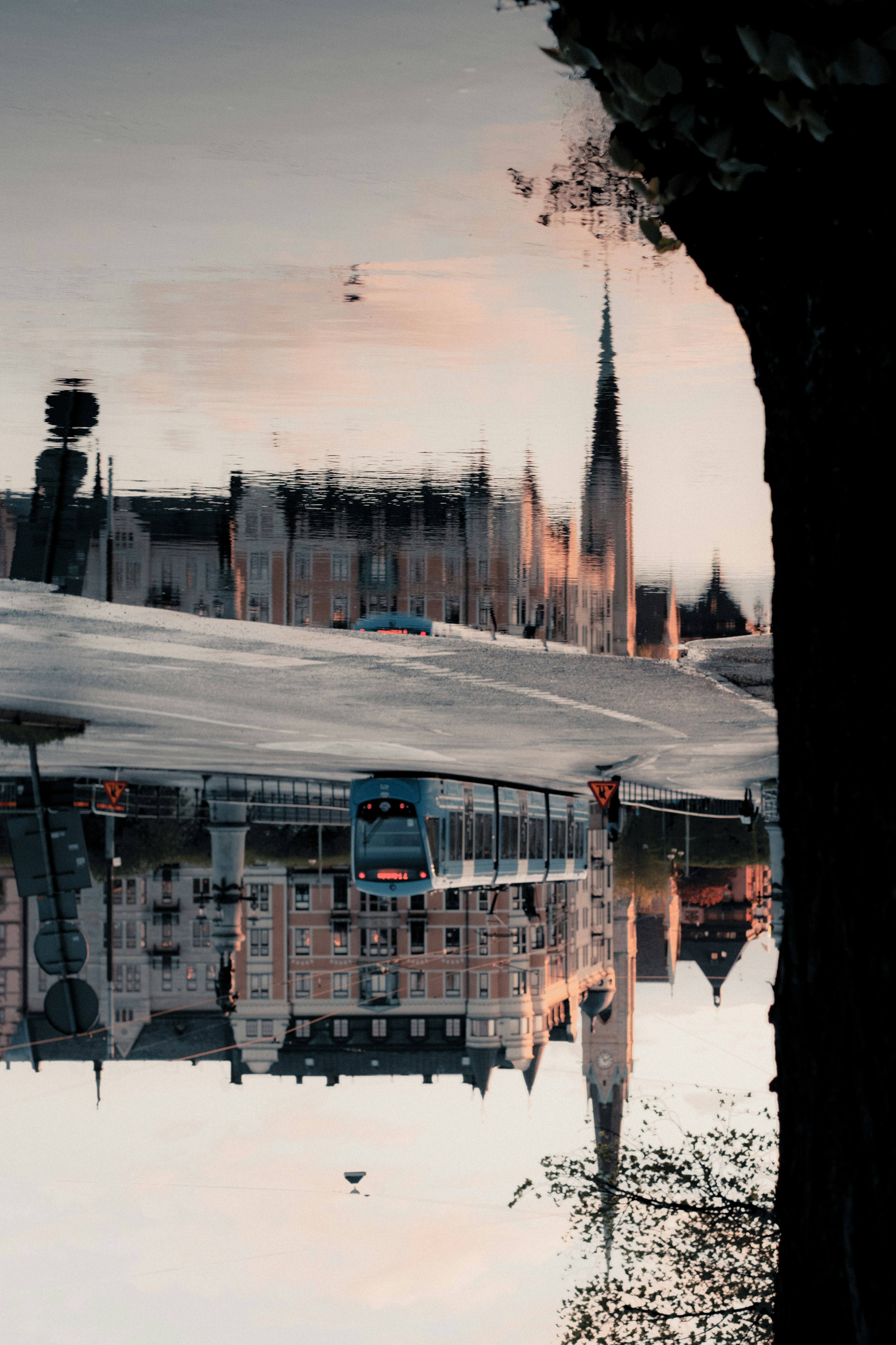 um reflexo de um edifício na água