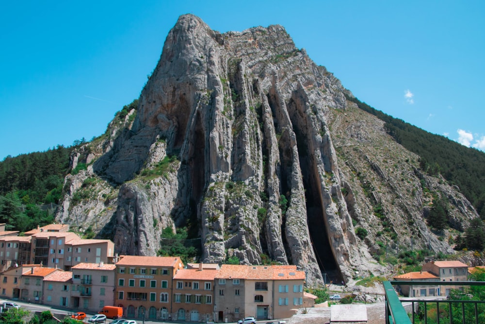 a very tall mountain with a bunch of buildings in front of it