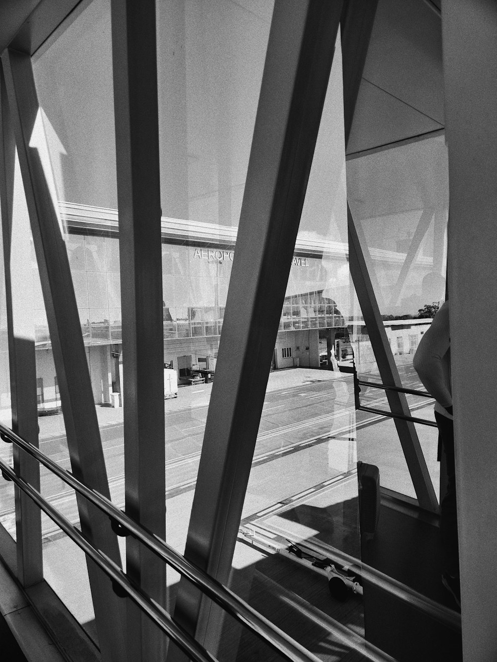 Une photo en noir et blanc d’un aéroport