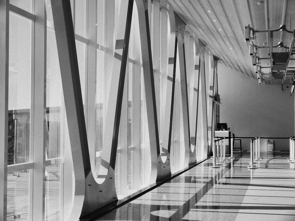 Une photo en noir et blanc d’un long couloir