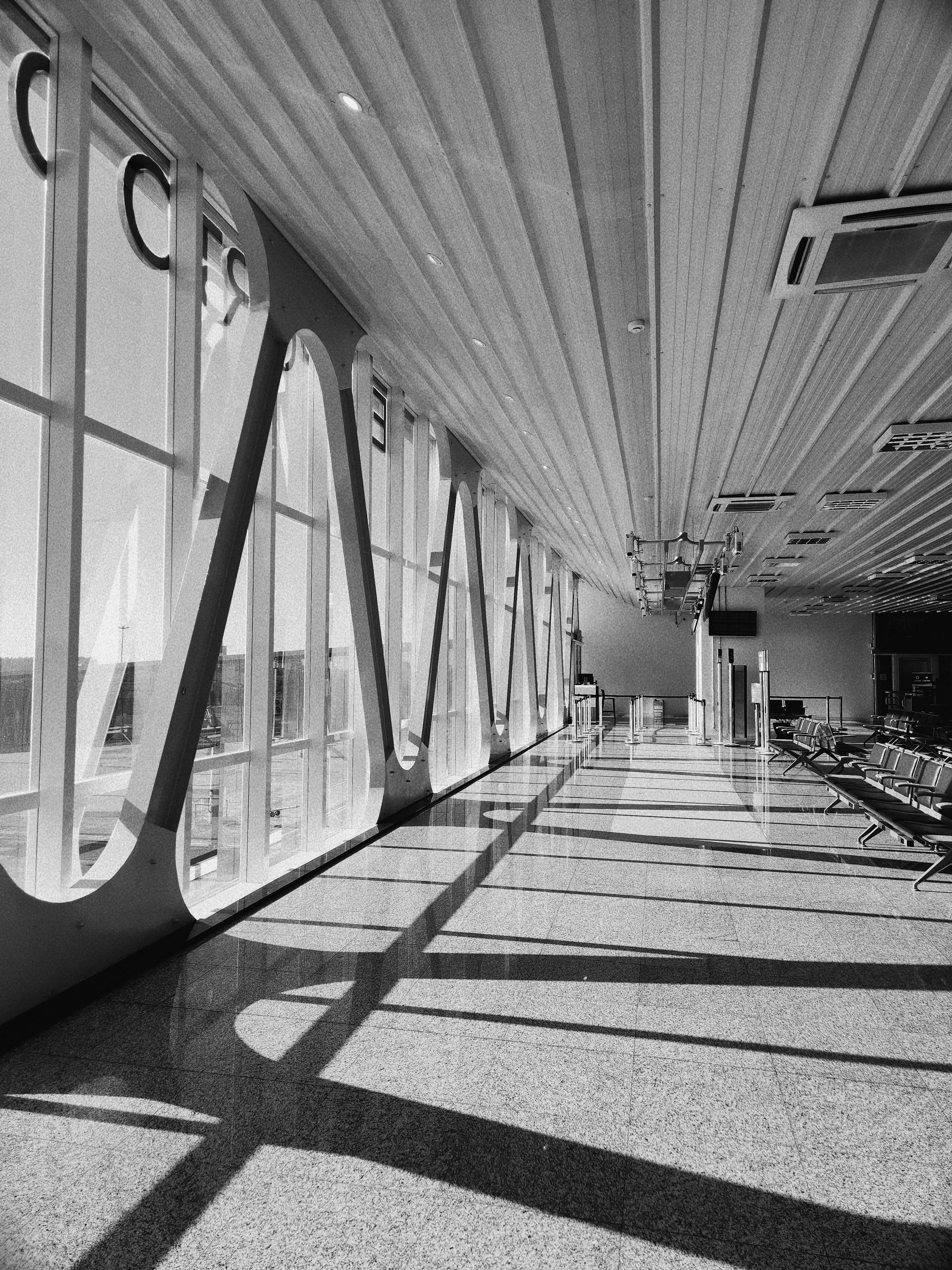 Burbank Airport spent hours with no air traffic controllers amid government shutdown; flights cancelled