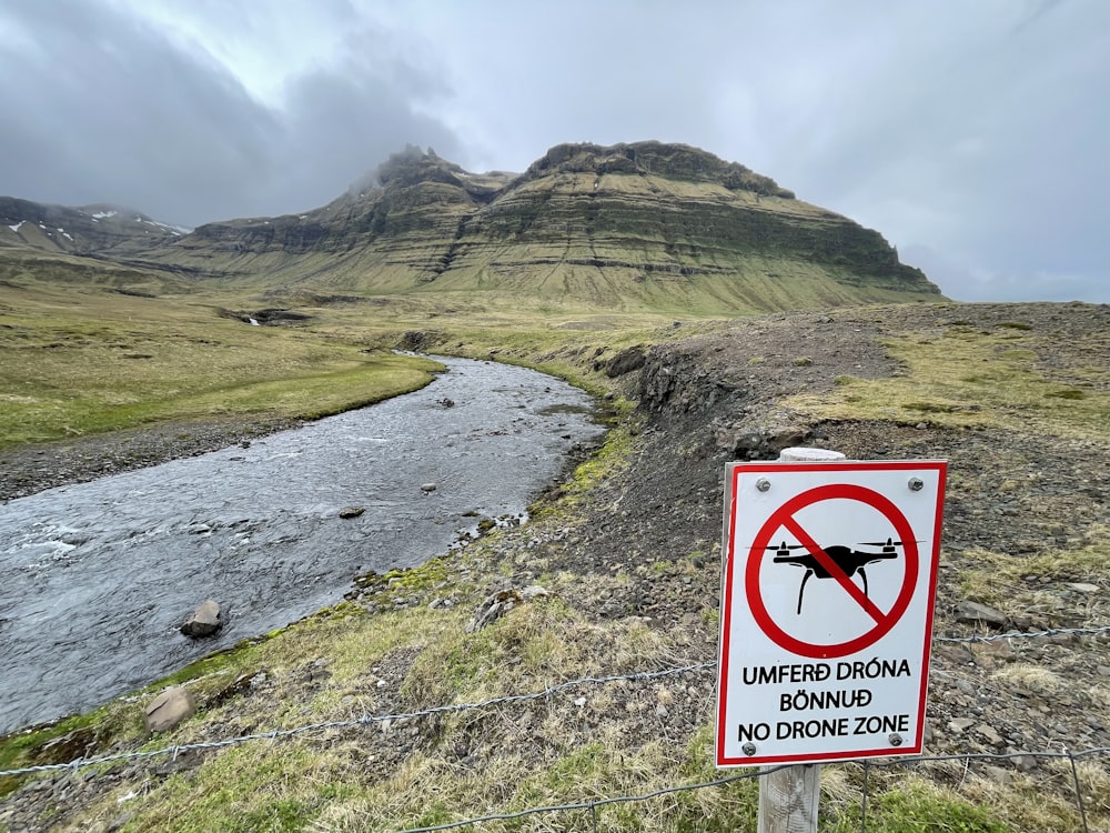 산을 건너는 사슴을 경고하는 표지판