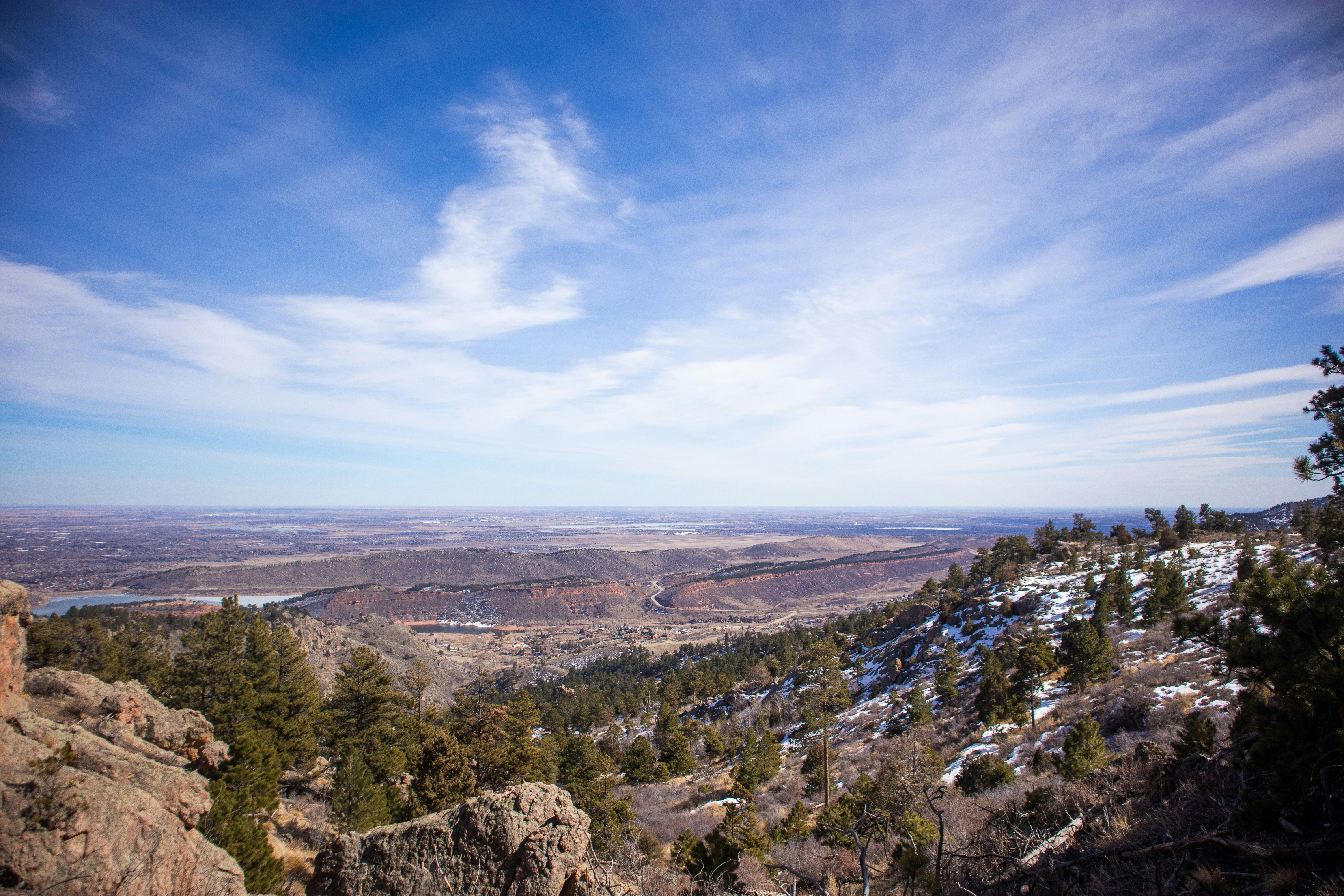 高い視点からの谷の眺め