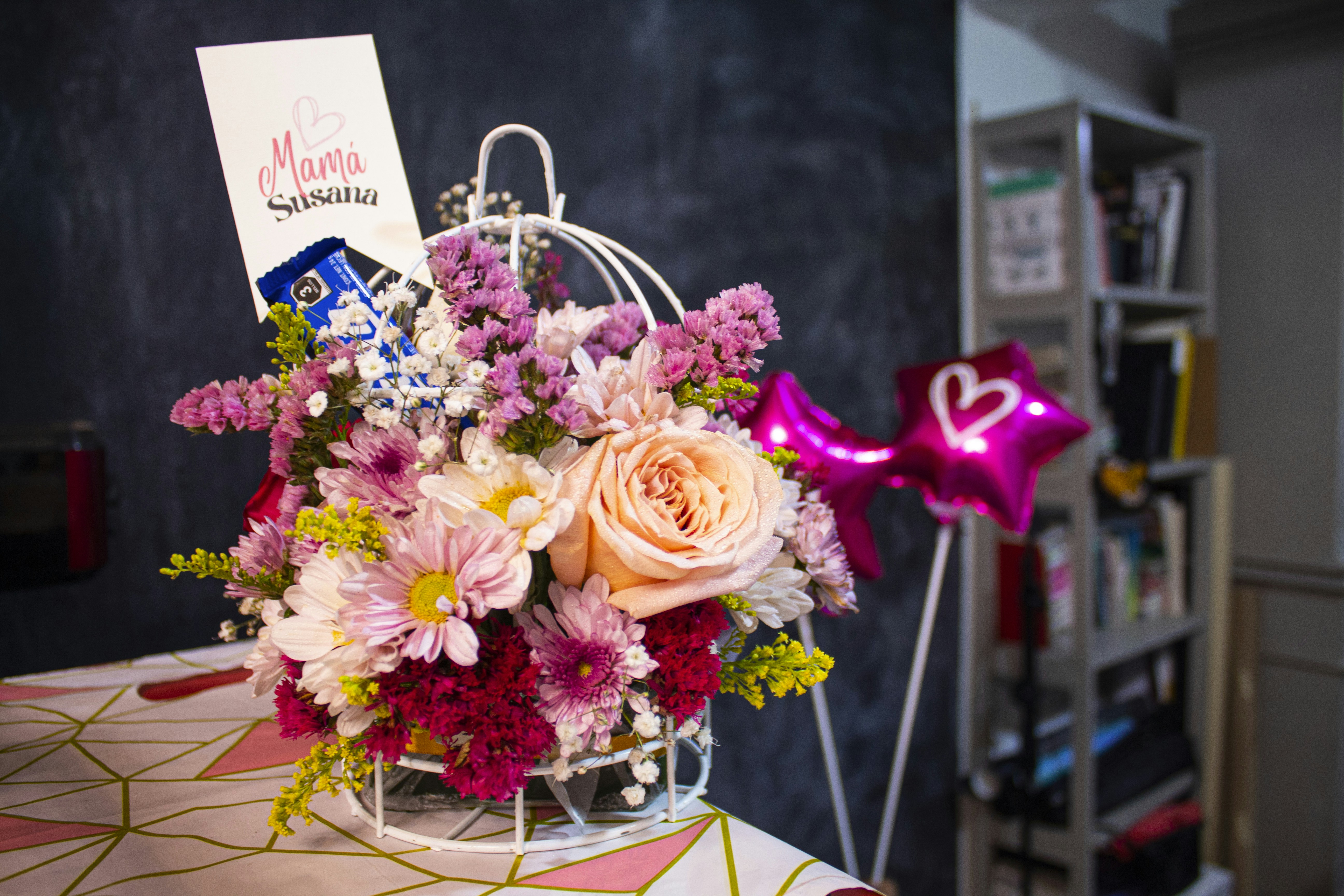 um buquê de flores em uma mesa em uma sala