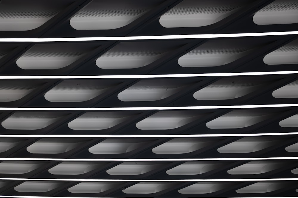 una foto in bianco e nero di un soffitto