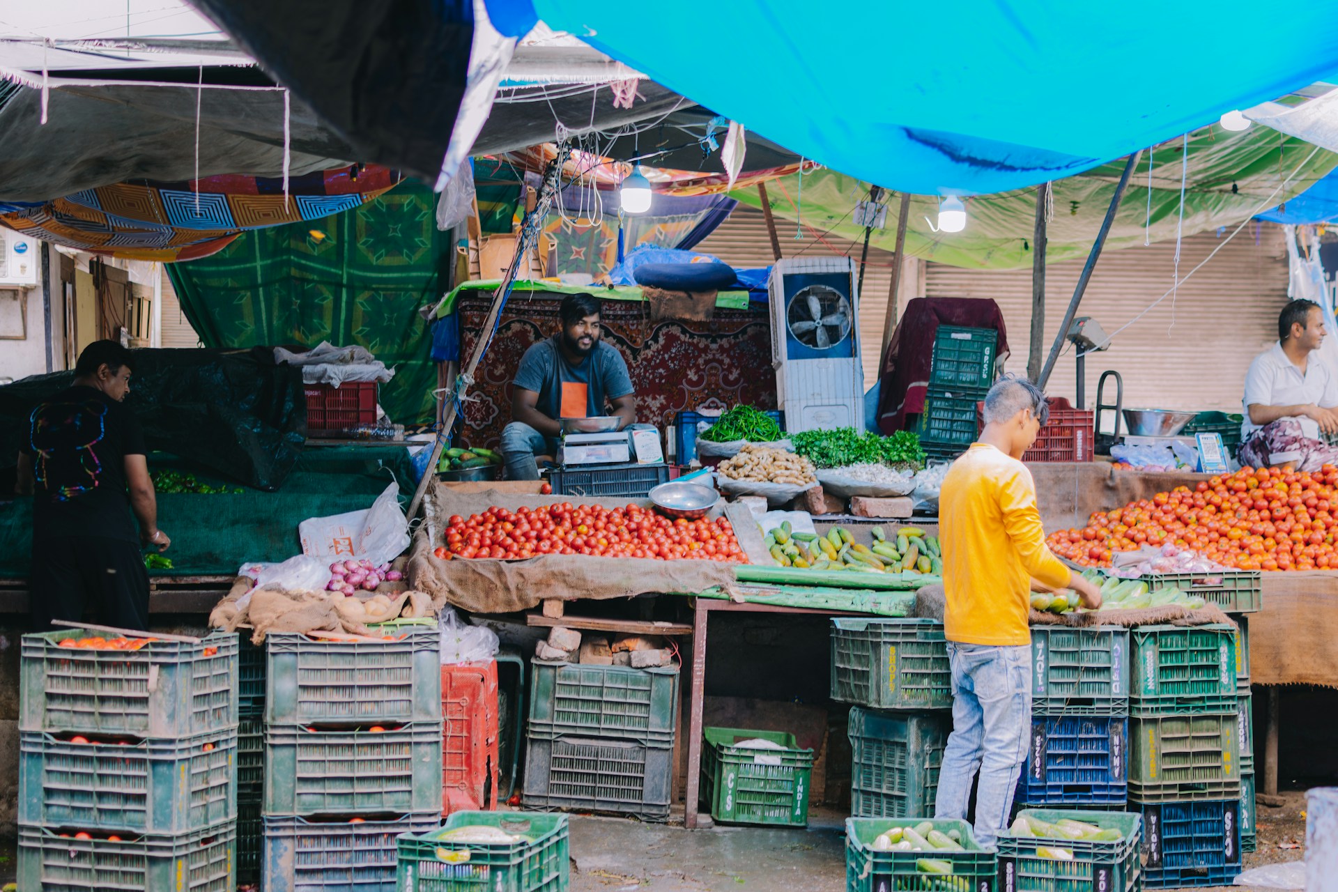 gray computer monitor