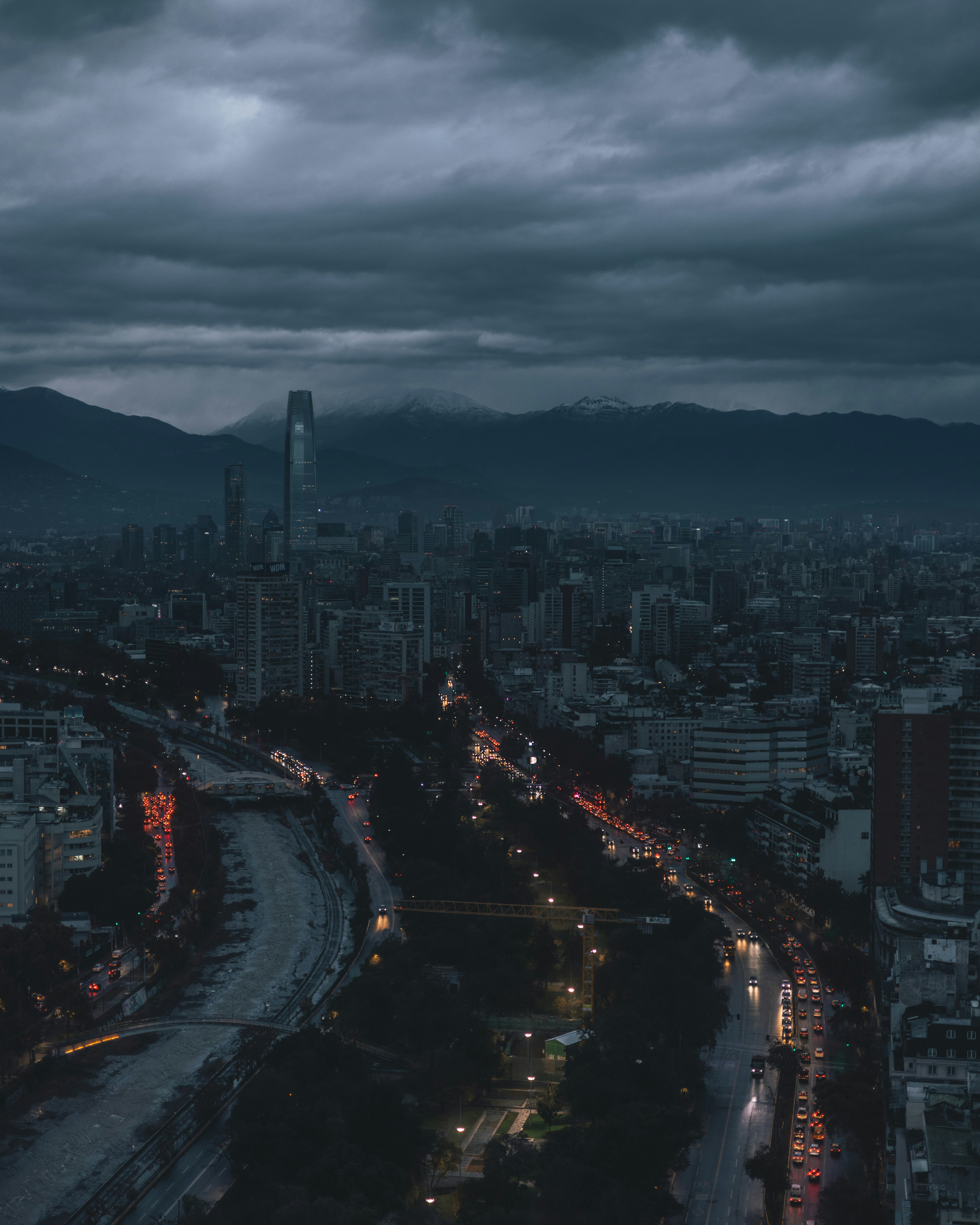 Blick auf eine nächtliche Stadt von der Spitze eines Hügels