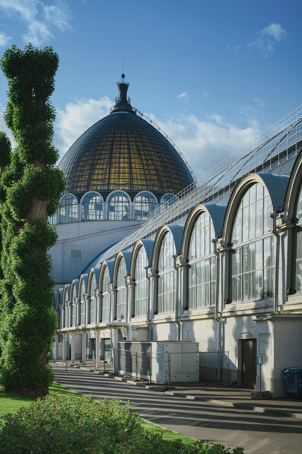 un grand bâtiment avec un dôme au-dessus