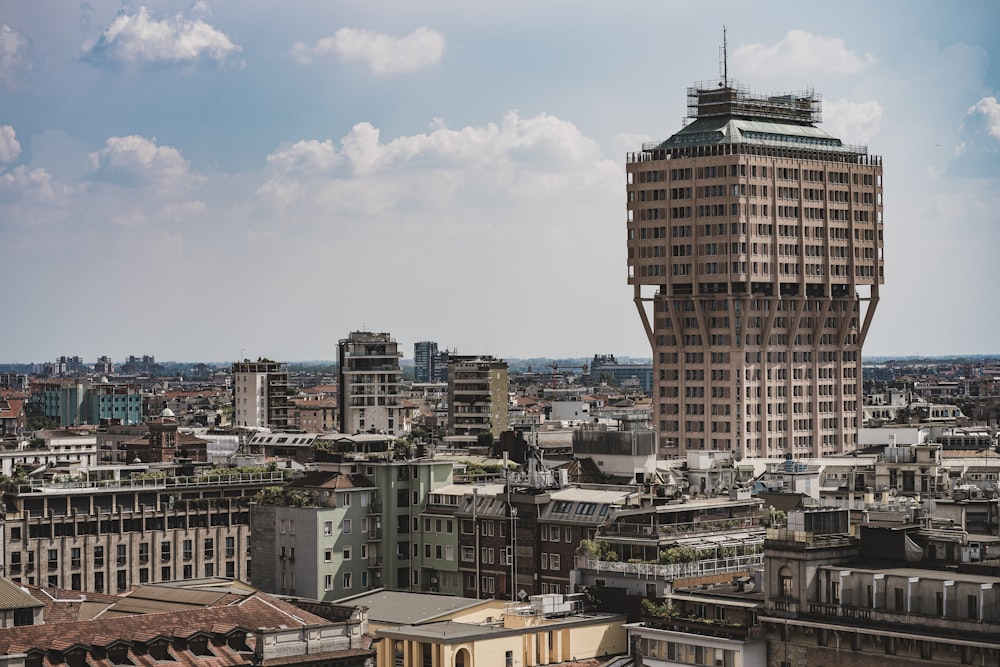 a very tall building in the middle of a city