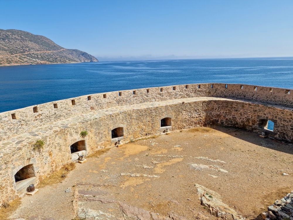 Una vista dell'oceano dalla cima di un castello