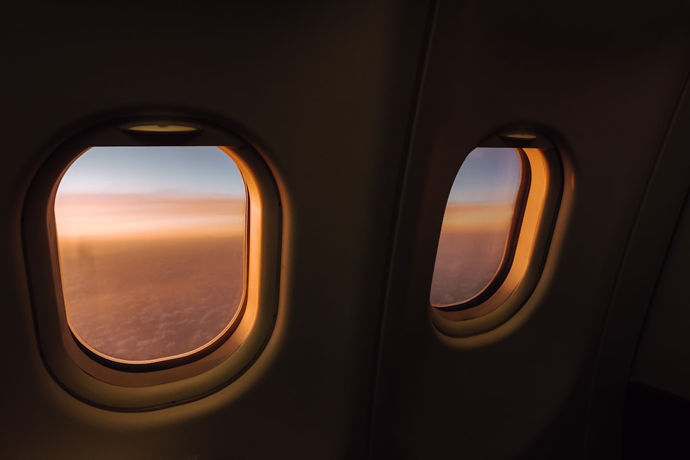 空が見える飛行機の窓