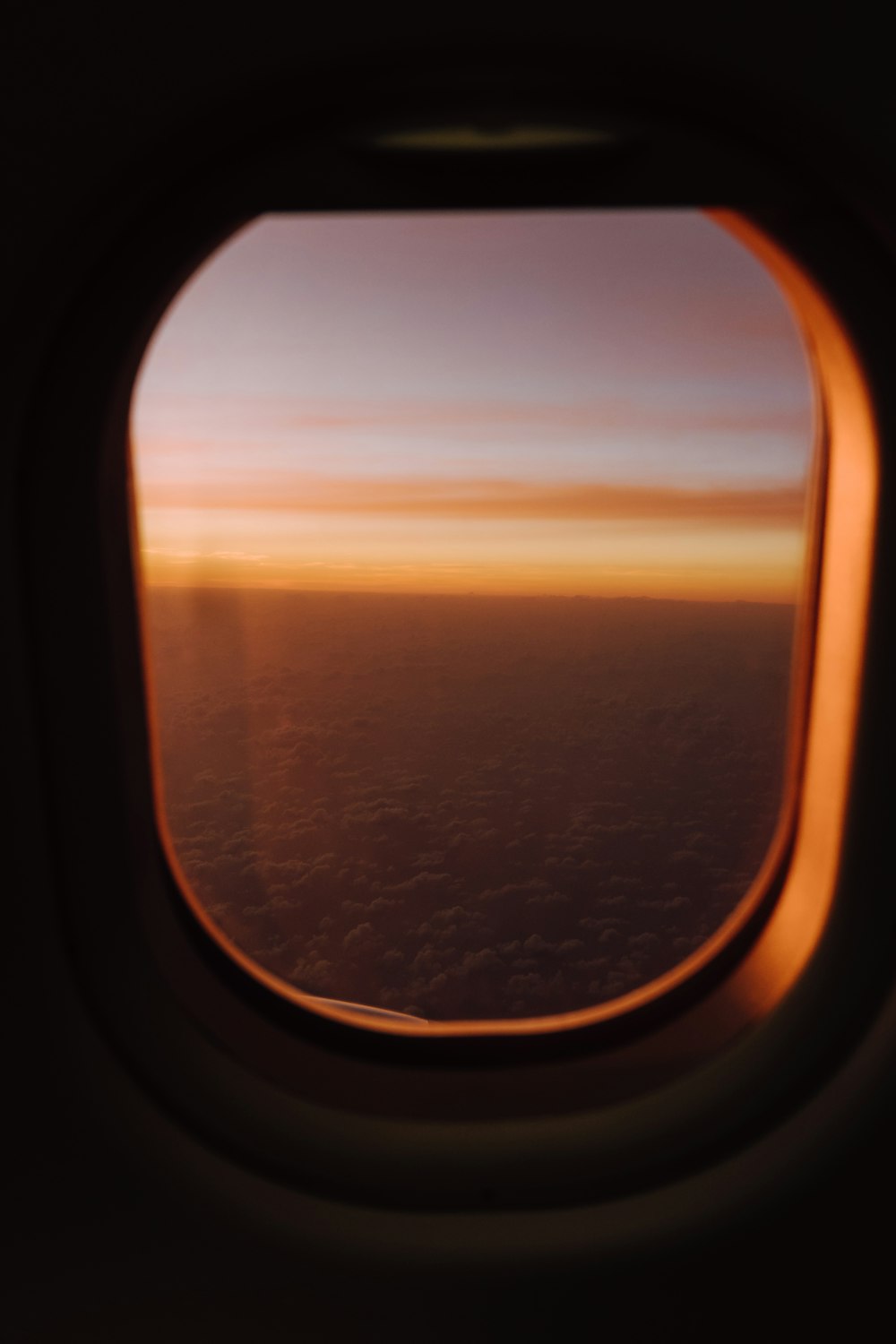 Blick in den Himmel durch ein Flugzeugfenster