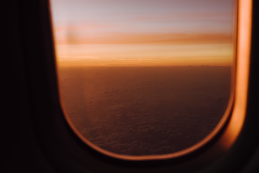 Ein Blick in den Himmel aus einem Flugzeugfenster