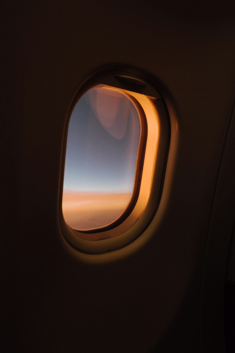 ein Flugzeugfenster mit Blick in den Himmel