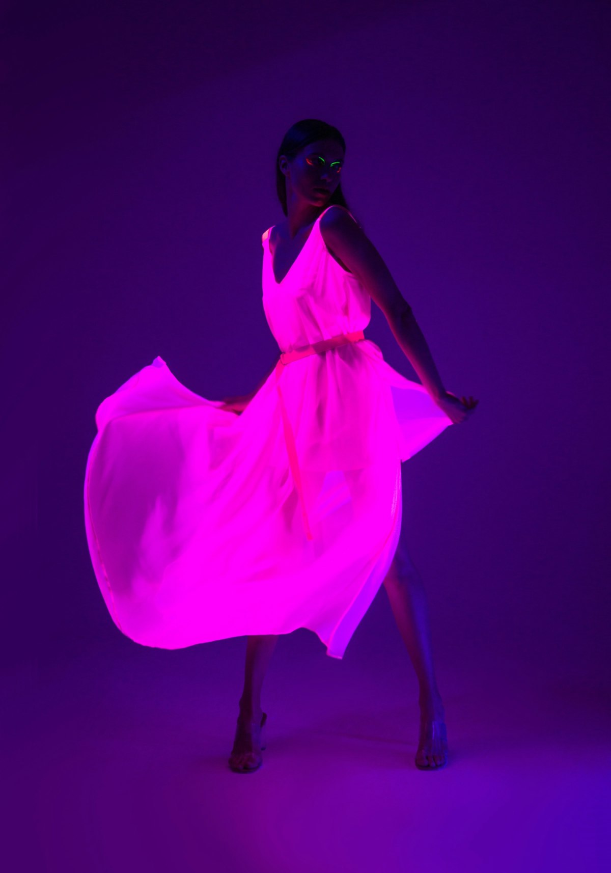 Mulher de vestido rosa dançando