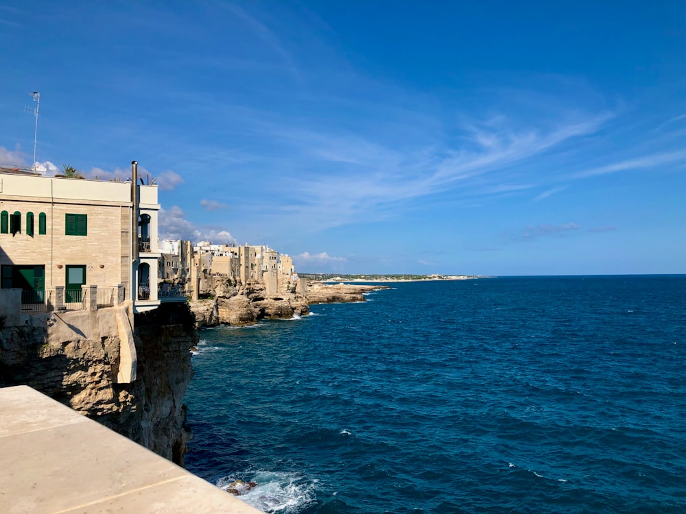 una vista di uno specchio d'acqua da una scogliera