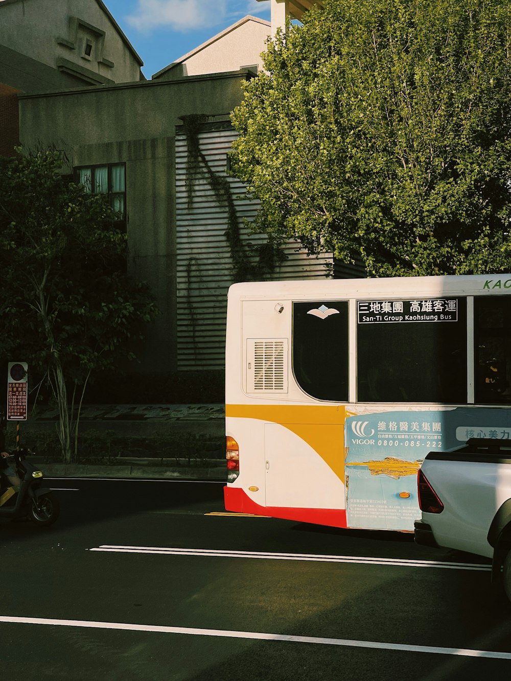 ein Bus, der am Straßenrand geparkt ist