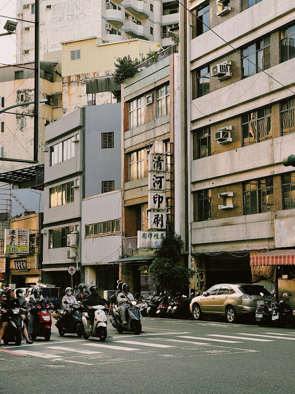 台南街道上的機車與老屋街景
