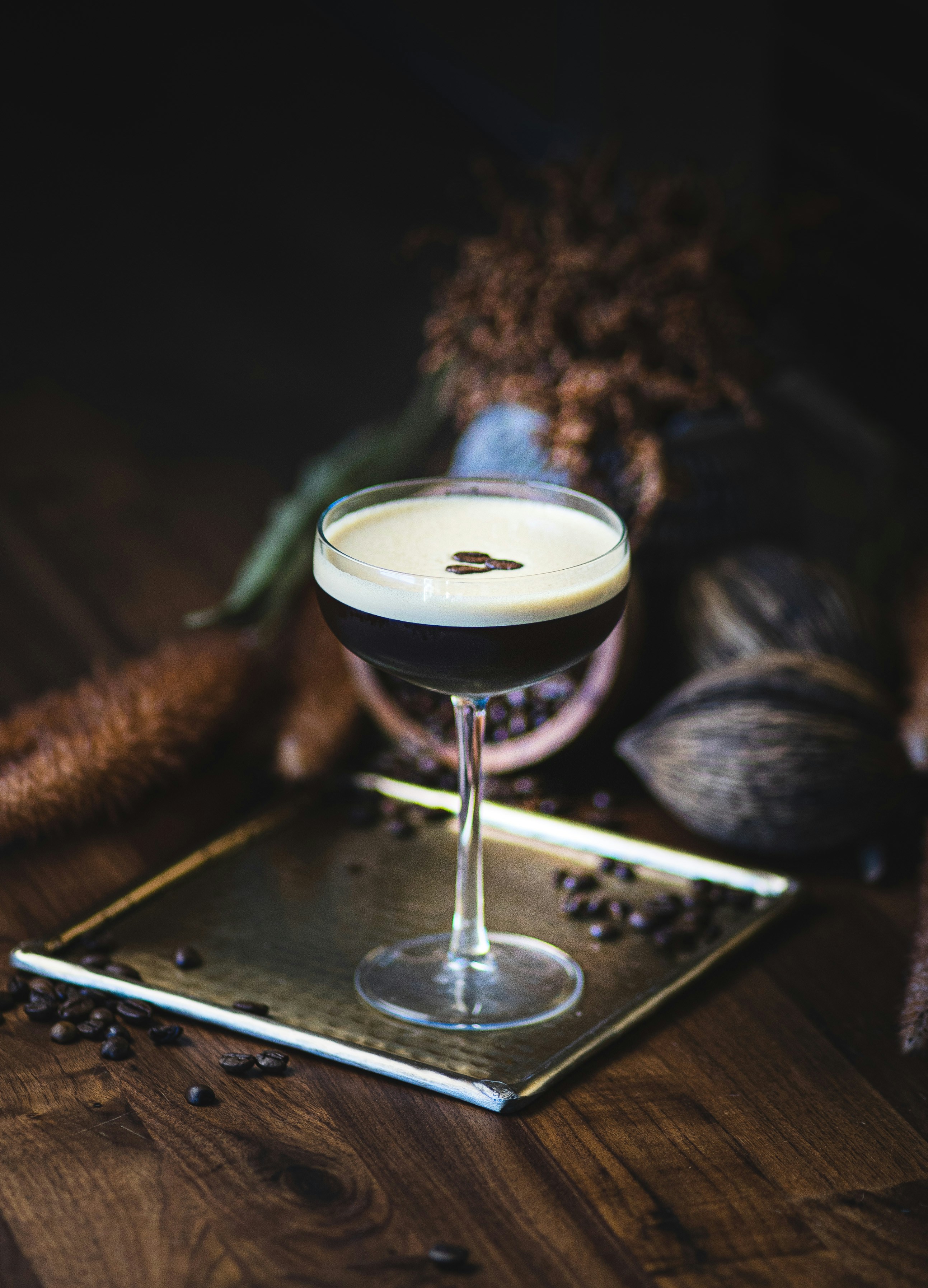 금속 쟁반 위에 놓인 음료수