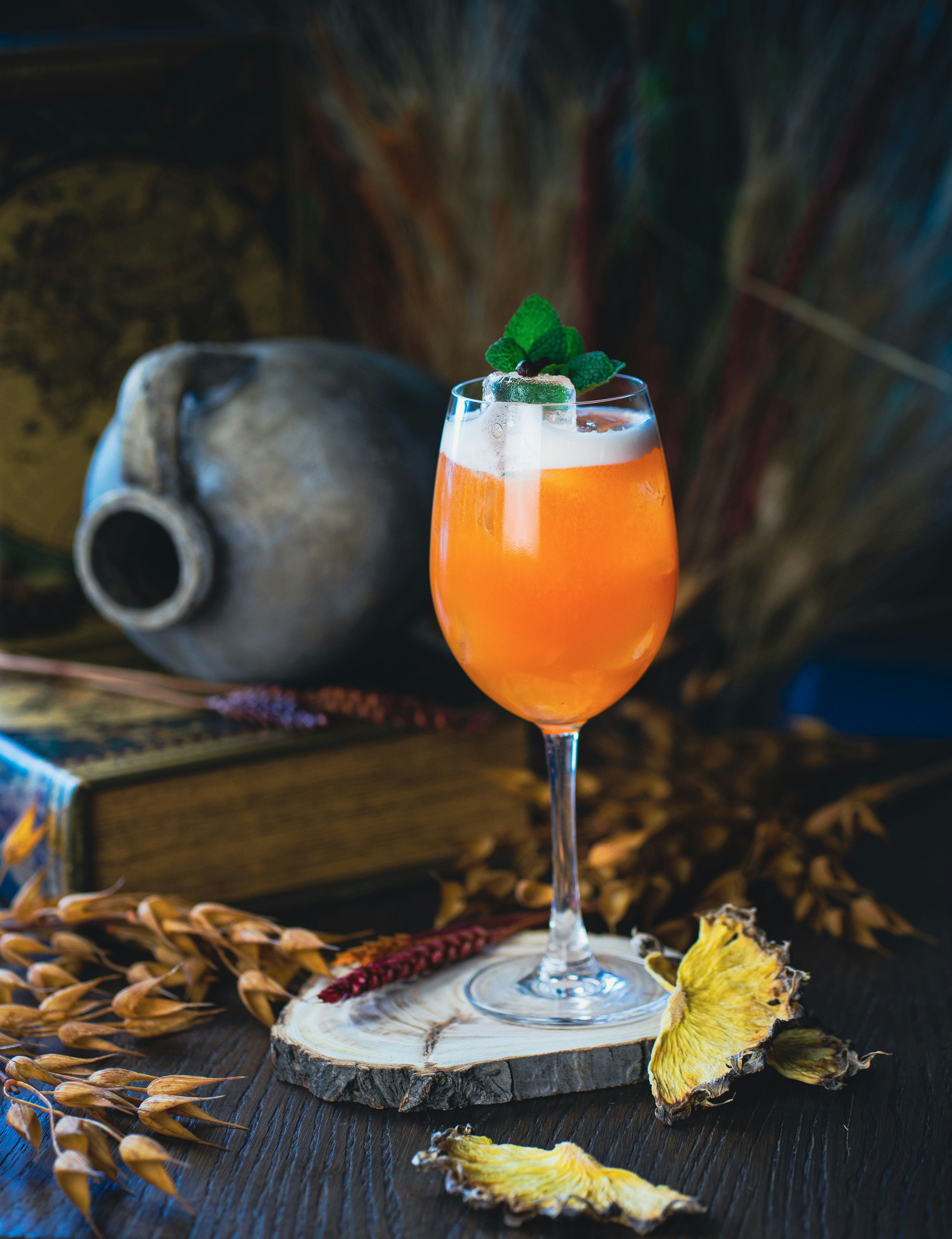 테이블 위에 놓인 오렌지 주스 한 잔