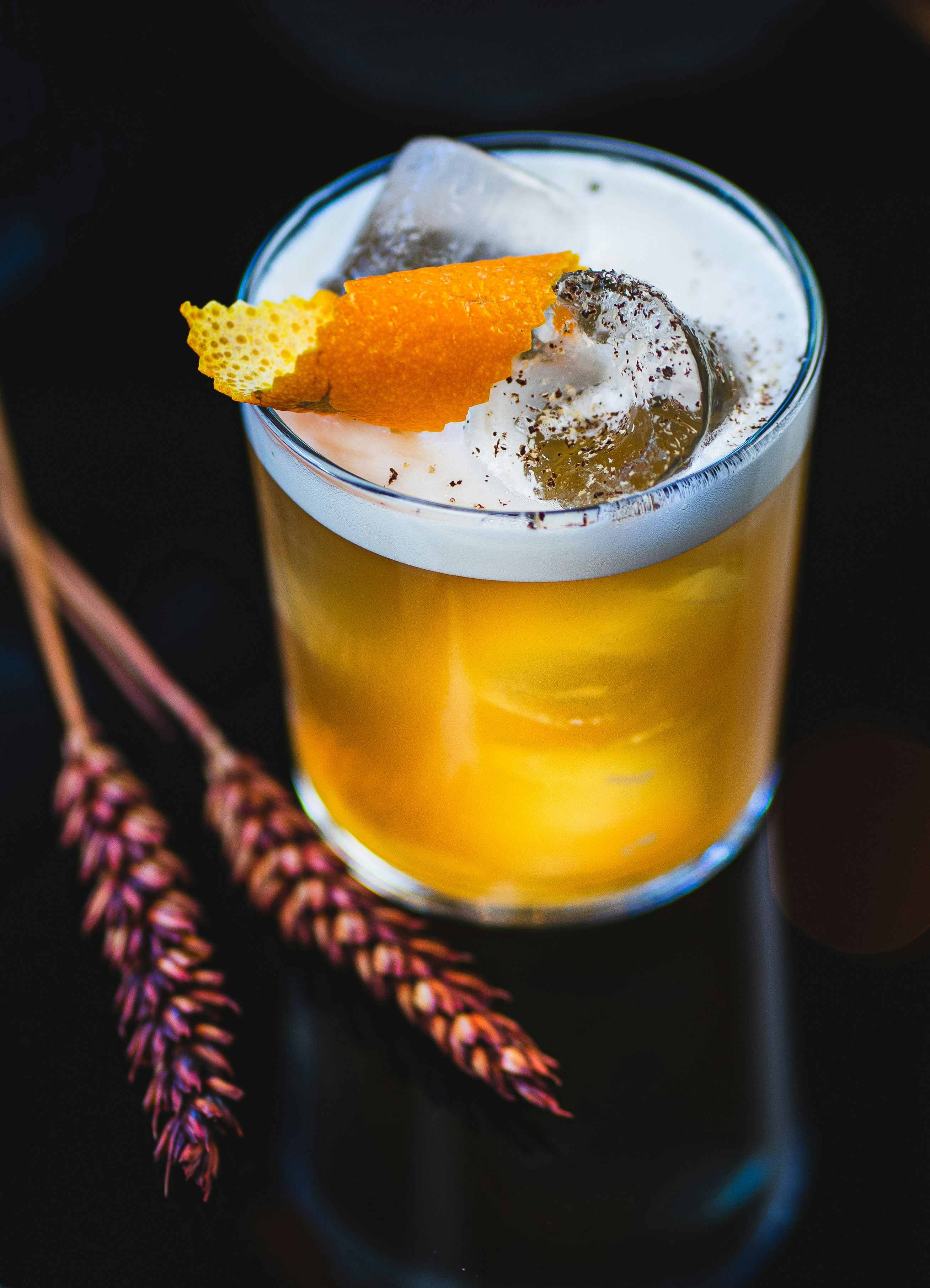 그 위에 오렌지 껍질을 얹은 음료