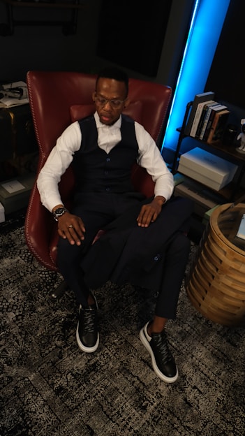 Photo of Lucas Esteves in a cozy office setting, surrounded by books and comfortable furniture.