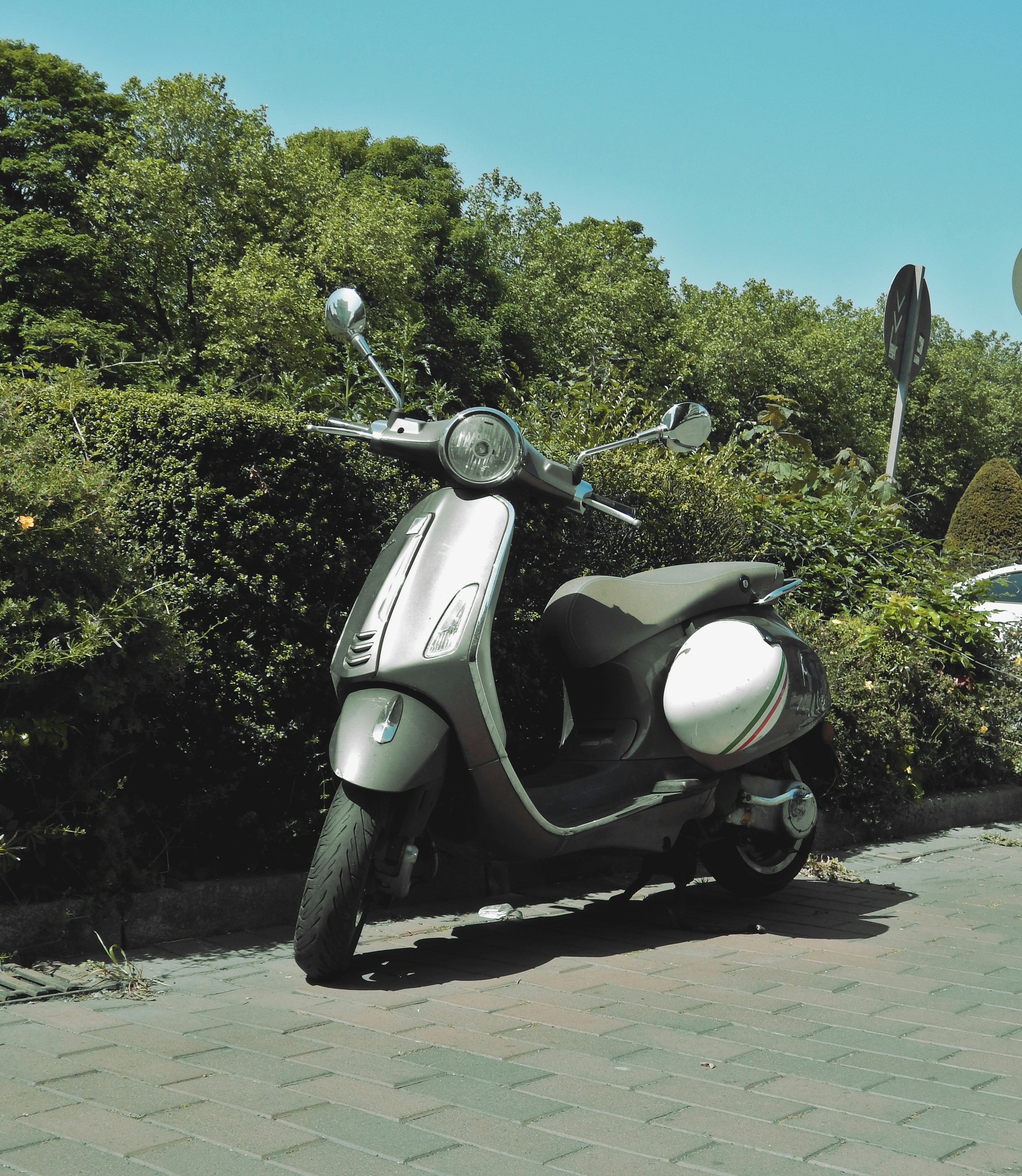 uma scooter estacionada na beira da estrada