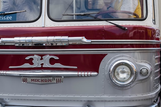 Icons representing different vehicle types: car, van, and bus with passenger numbers.