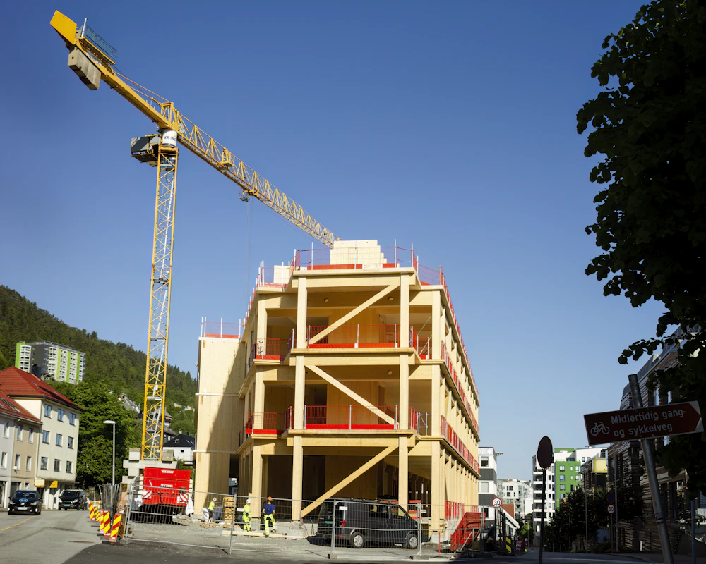 Edificio en construcción con grúa torre, obra supervisada por MODULUX PERÚ en Lima