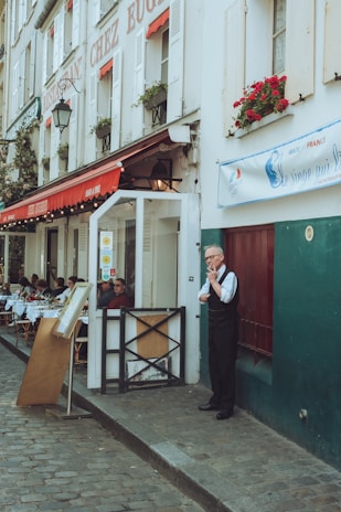 Exterior view of Restaurant Le Saint-Martin nestled in the charming town of Triel-sur-Seine.