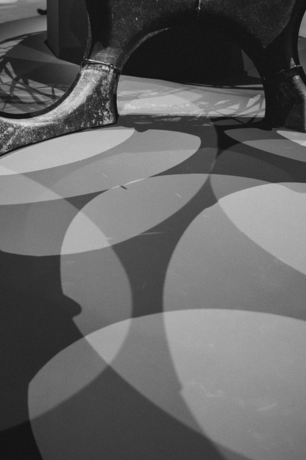 Una foto in bianco e nero di una panchina in una stanza