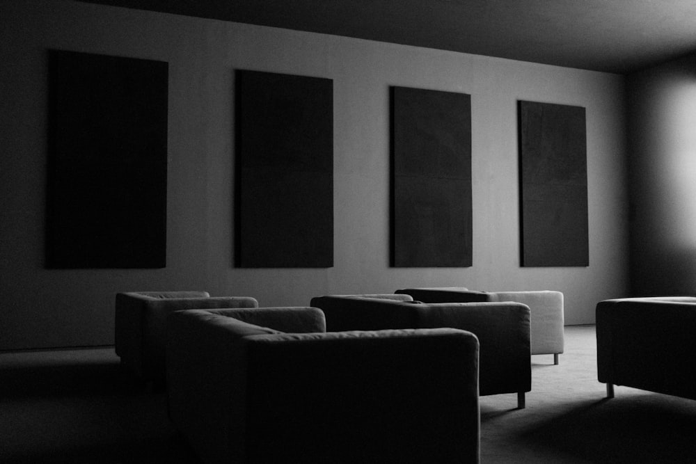 Una foto en blanco y negro de una sala de estar