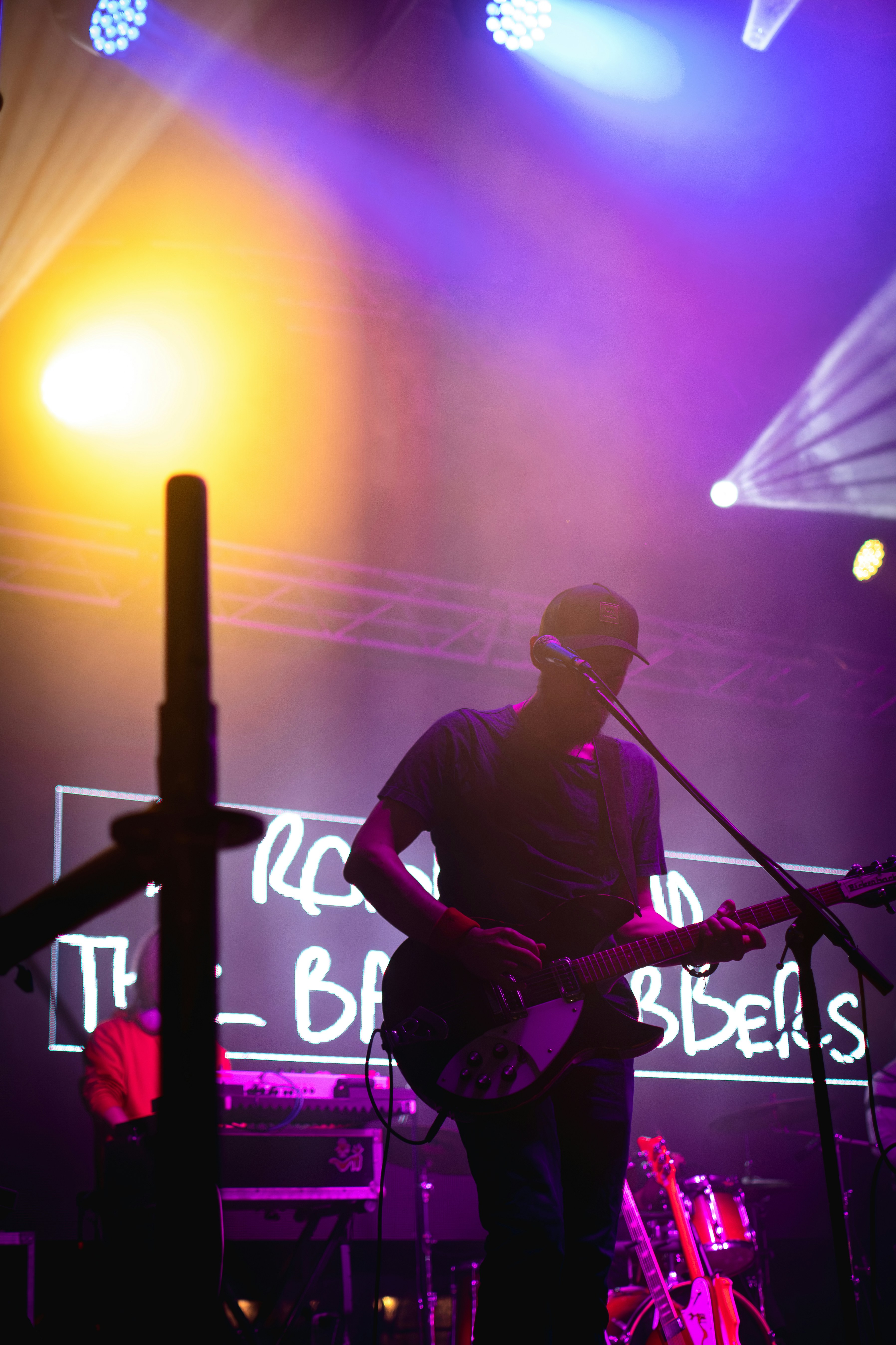 Guitarrista tocando música latina apasionada bajo luces cálidas en un concierto en vivo
