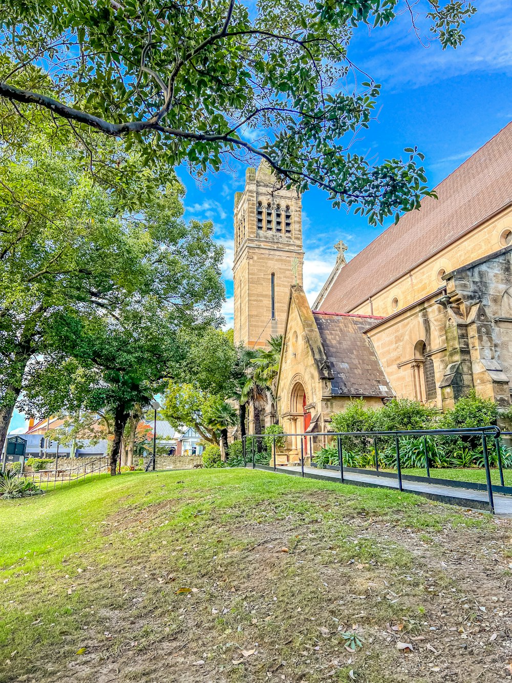 una iglesia con un campanario y una torre del reloj